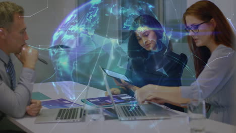 animación de las conexiones con el mundo sobre diversos compañeros de trabajo en la oficina