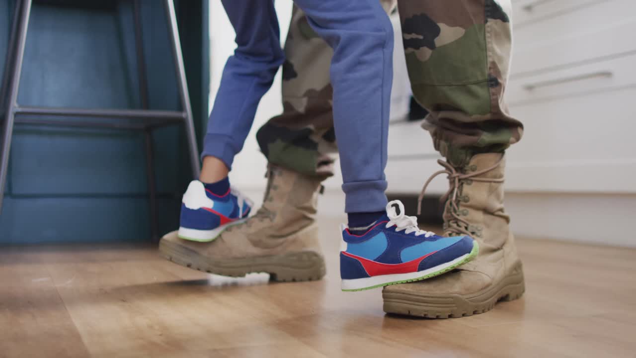 아프리카계 미국인 아버지와 그의 아들이 부 ⁇ 에서 함께 춤을 추고 있습니다.