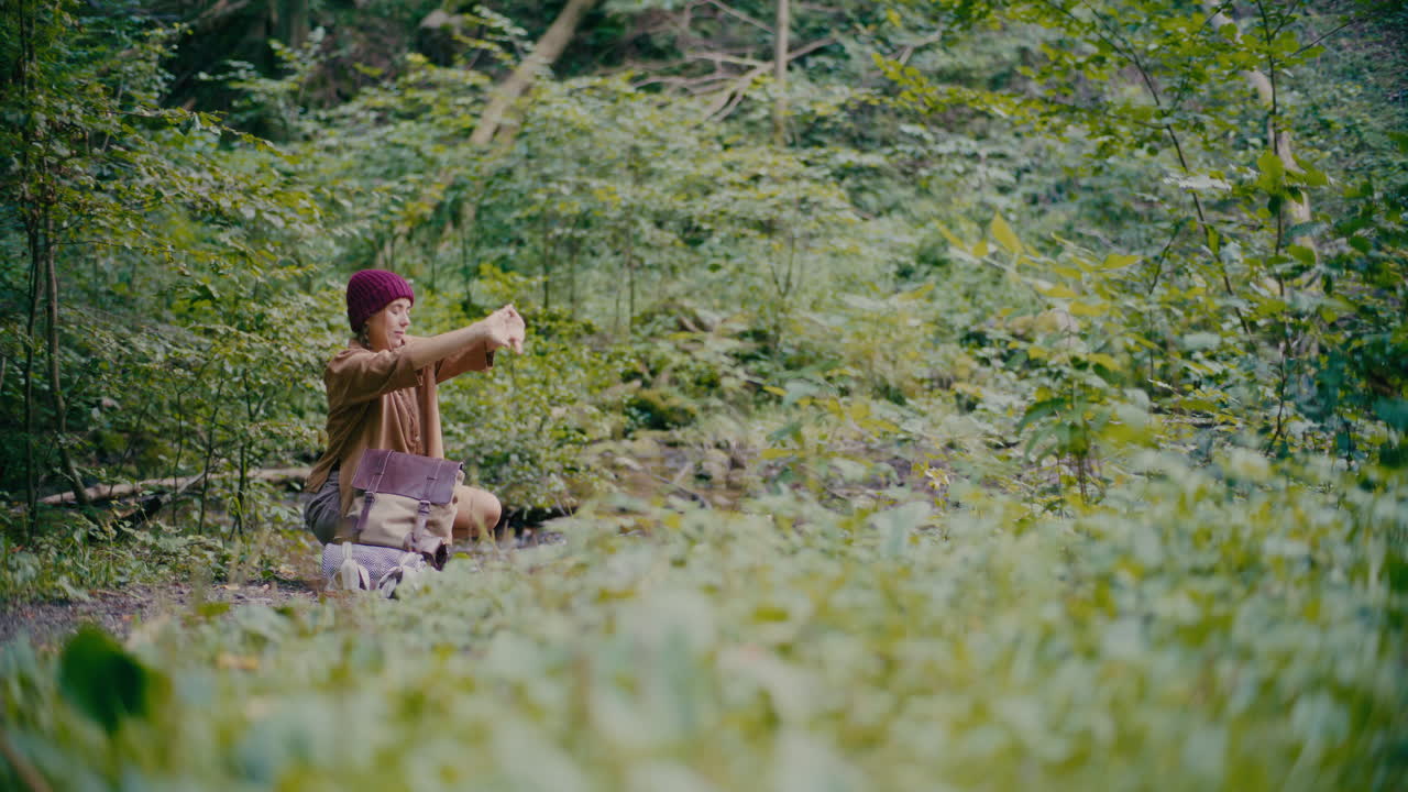 숲 속 의 식물 들 에 의해  ⁇ 어 나가는 피곤 한 여성 관광객