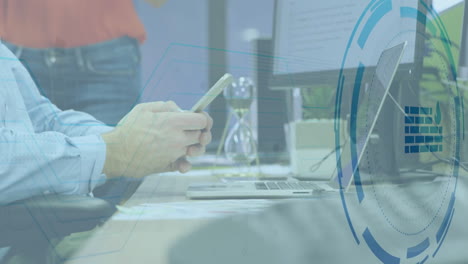 animación de escaneo de alcance sobre empresario caucásico usando teléfono inteligente en la oficina