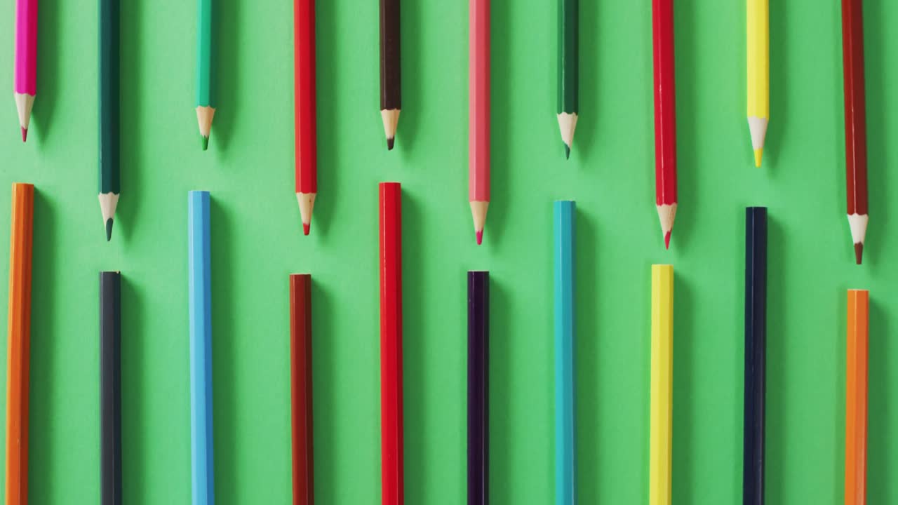 vídeo de la composición con lápices de colores en superficie verde