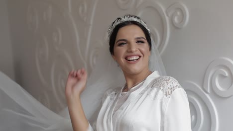 hermosa y encantadora novia en vestido de noche y velo. mañana de la boda. cámara lenta