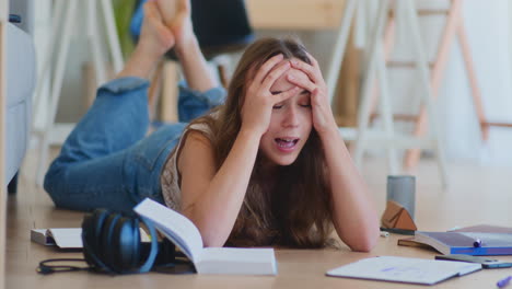 una mujer triste y nerviosa estudiando para los exámenes.