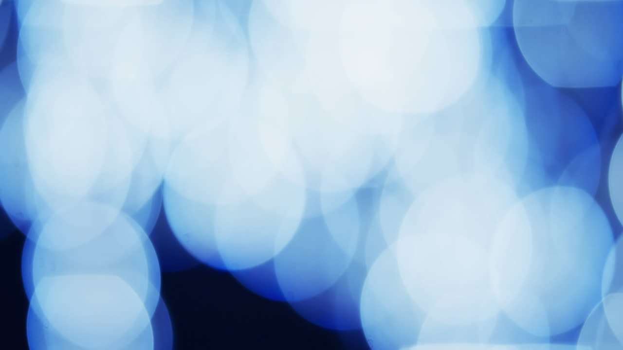 Video av blinkende hvite og blå bokeh-lysglimt med plass til tekst