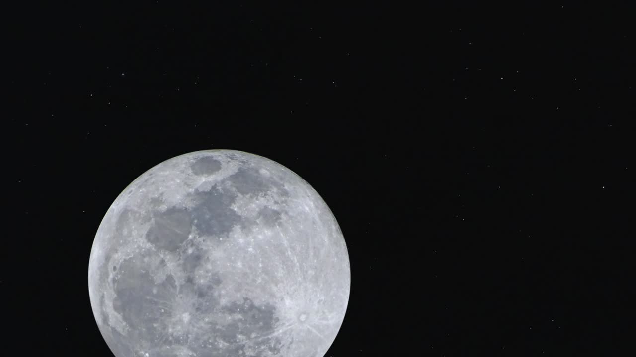 우주에서 움직이는 달의 이미지.