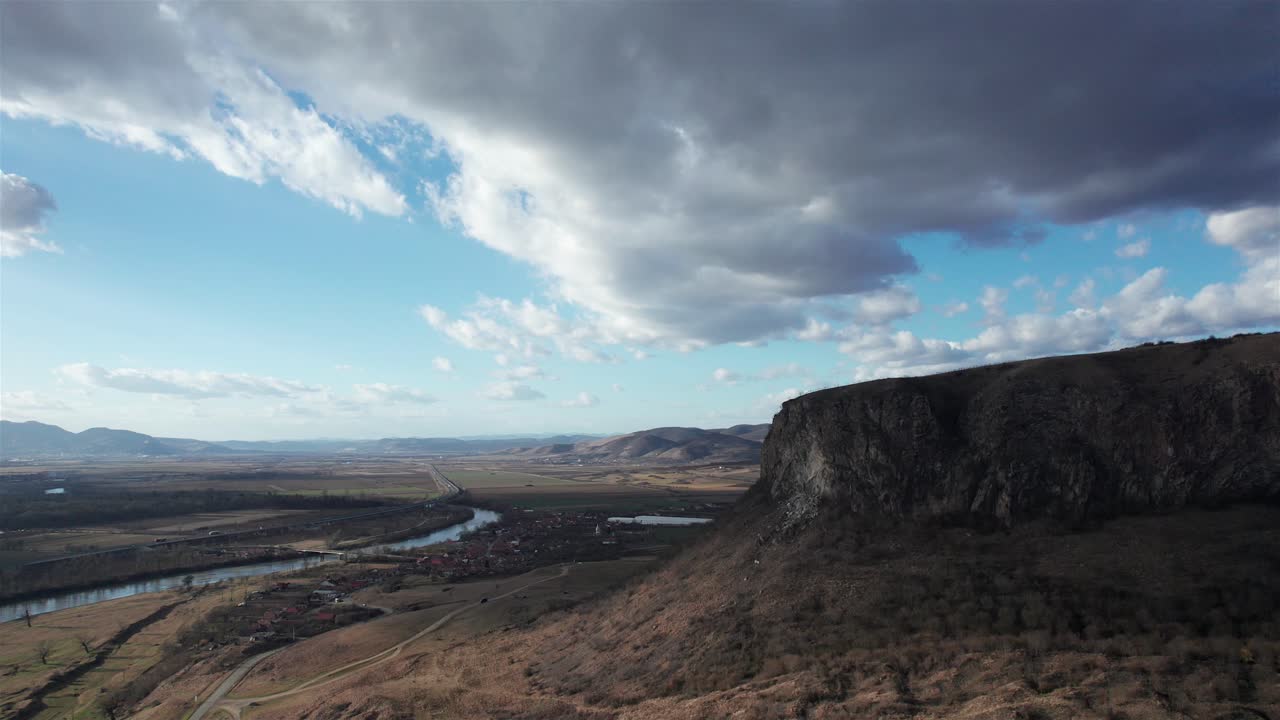 vista aérea y amplia con movimiento giratorio de un acantilado en el paisaje de transilvania en un día soleado