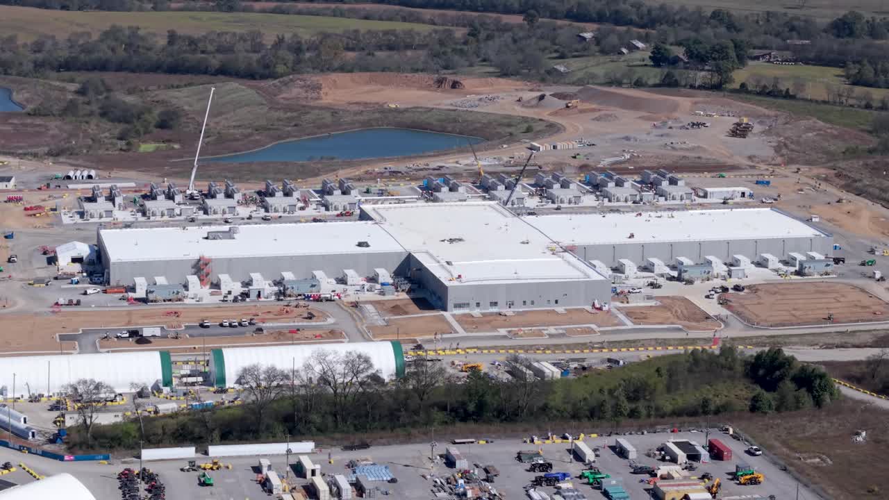 Et massivt Meta Data Center i Gallatin, Tennessee – luftbåret parallax-visning om dagen