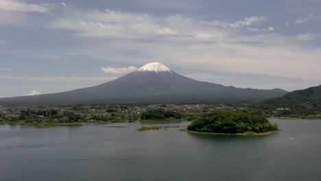 vuelo aéreo hacia el icónico y majestuoso volcán monte fuji con paisaje pintoresco, el lago kawaguchi y el pico cubierto de nieve en fuji, japón