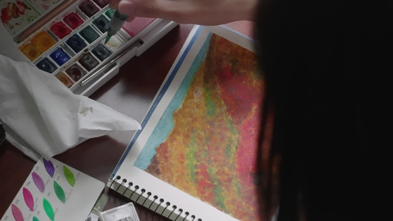 pintor pinta con pincel de agua y acuarela