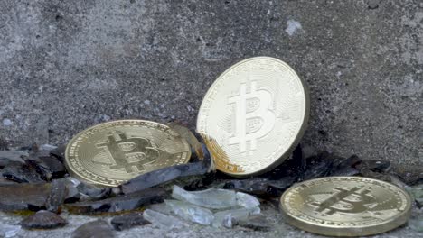 Tres-Bitcoins-Brillantes-En-Un-Montón-De-Fragmentos