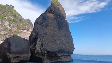 Playa-De-Diamantes-En-Nusa-Penida,-Bali.