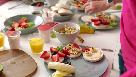 niños creando arte de comida divertida en el desayuno