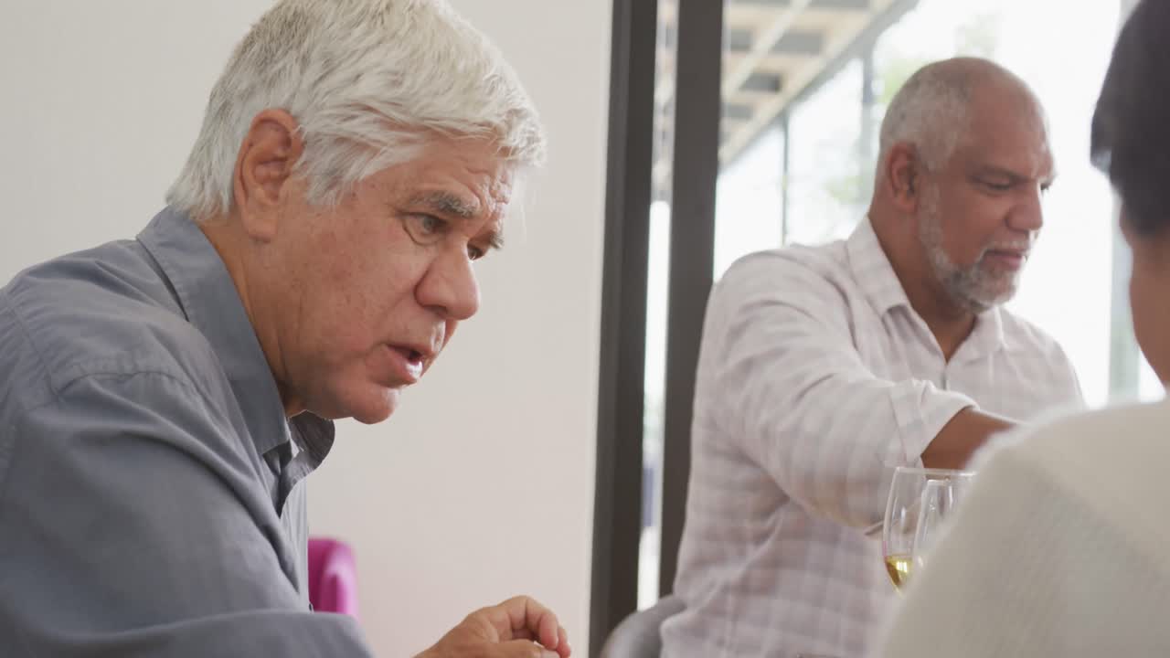 은퇴 가정 에서 저녁 식사를 하는 행복 한 고령자 들