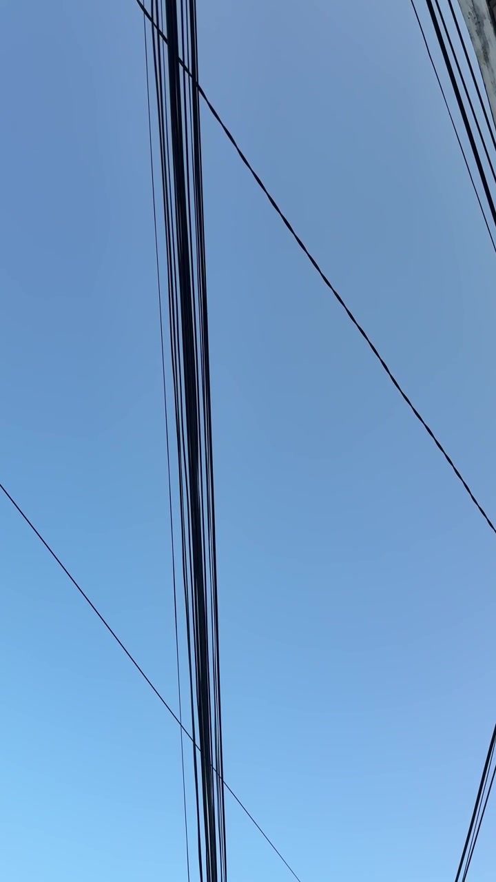 Linee elettriche contro un cielo blu limpido