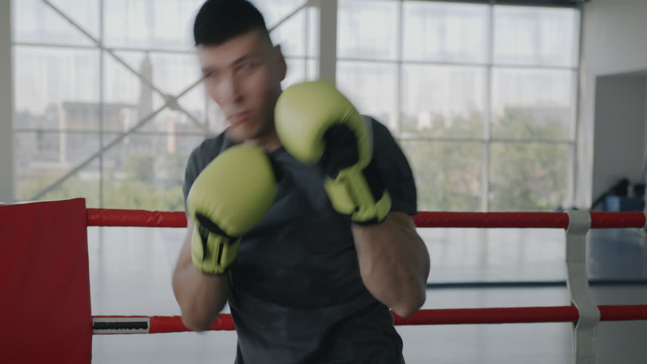 Uomo che si allena nella boxe in palestra