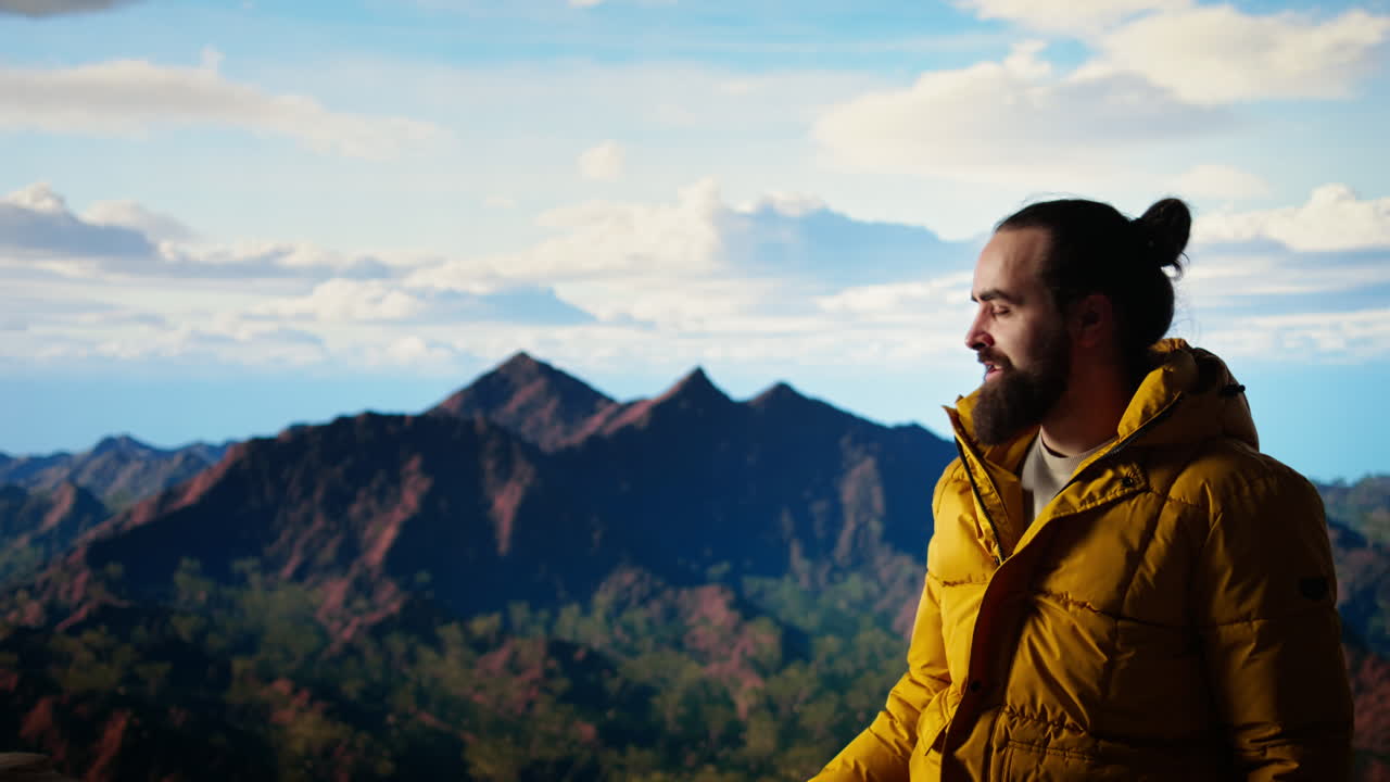 el excursionista llega a la cima de una montaña y hace una postura victoriosa