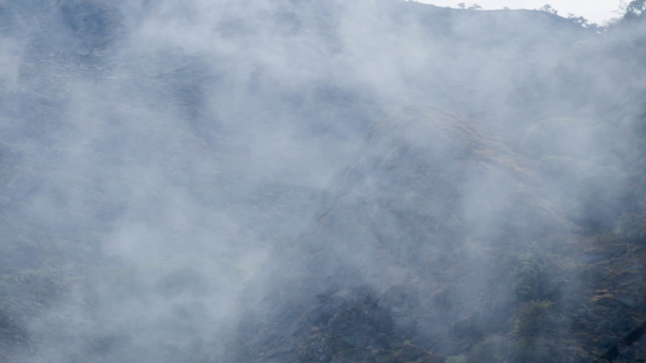 네팔 마낭 주변의 언덕 산에서 안개 구름이 들어오고 나가는 날의 시간 경과