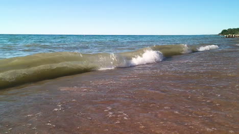 olas en el lago