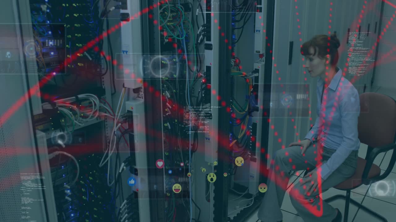 animación de iconos de los medios sobre una trabajadora caucásica en la sala de servidores