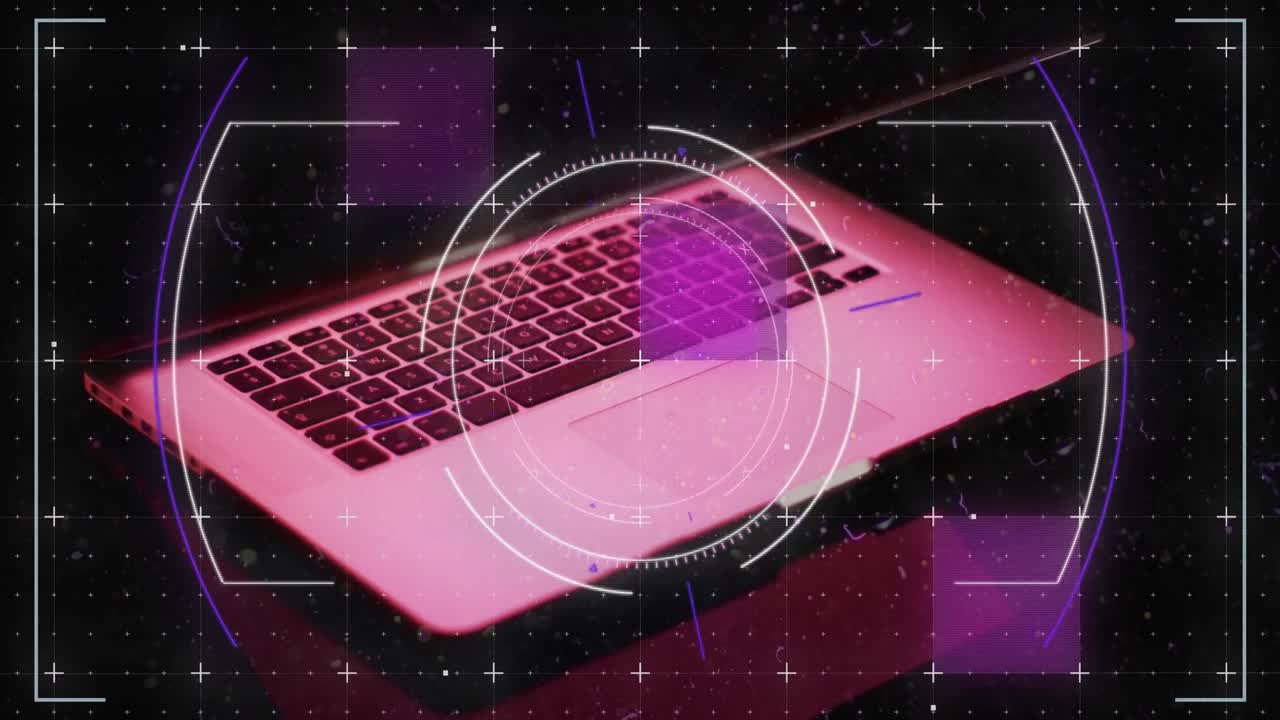 빈 화면으로 노트북을 통해 스 ⁇  스캐닝과 데이터 처리의 애니메이션