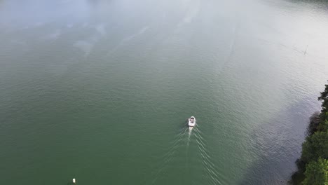 Barco-En-Un-Gran-Lago