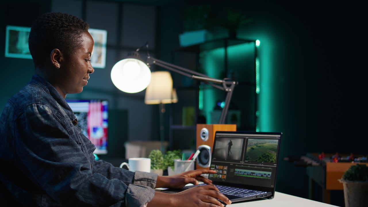 editora de video mujer trabajando hasta tarde en la noche en casa