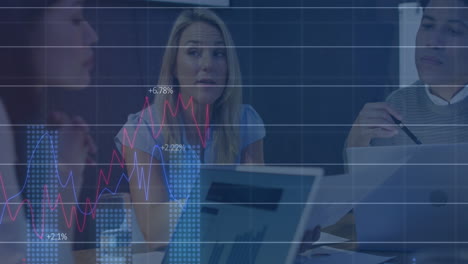 animación del procesamiento de datos estadísticos en un grupo de diversos discutiendo juntos en la oficina