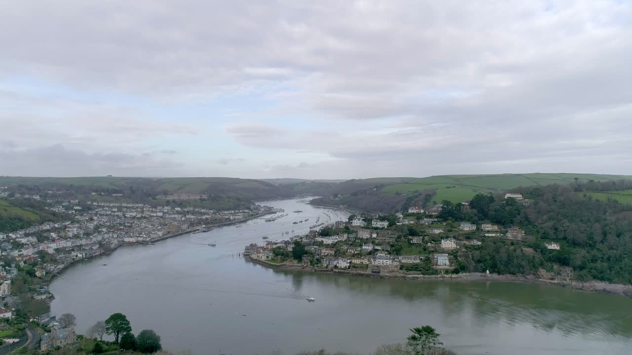 영국 데본 주 다트머스의 놀라운 역사적인 도시를 드러내는 상승 공중