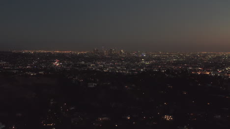 Antenne:-über-Hollywood-Hills-Bei-Nacht-Mit-Blick-Auf-Die-Innenstadt-Von-Los-Angeles