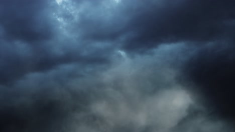 Nubes-Grises-Oscuras-En-El-Cielo-Con-Relámpagos