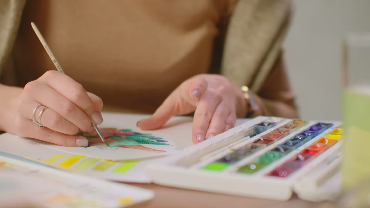 젊은 그래픽 디자이너가 사무실의 책상에서 그래픽 태블릿을 사용하면서 현대적인 데스크 컴퓨터에서 일하고 있습니다.