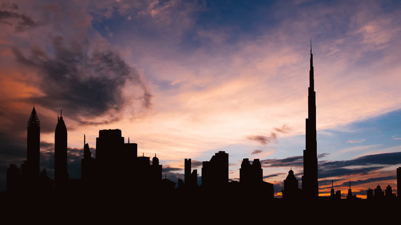 Dubais skyline i solnedgang, silhuett