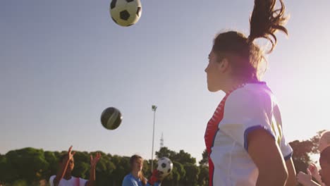 vista lateral del entrenamiento del equipo de fútbol femenino 4k