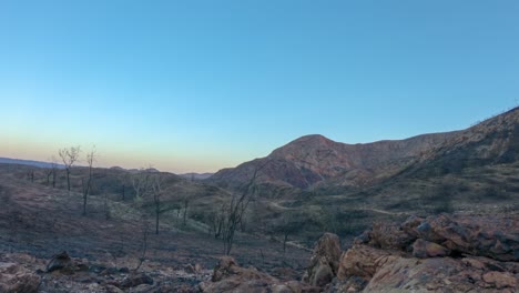 La-Luz-Se-Esparce-Por-El-Desolado-Paisaje-Montañoso-Al-Amanecer,-Australia