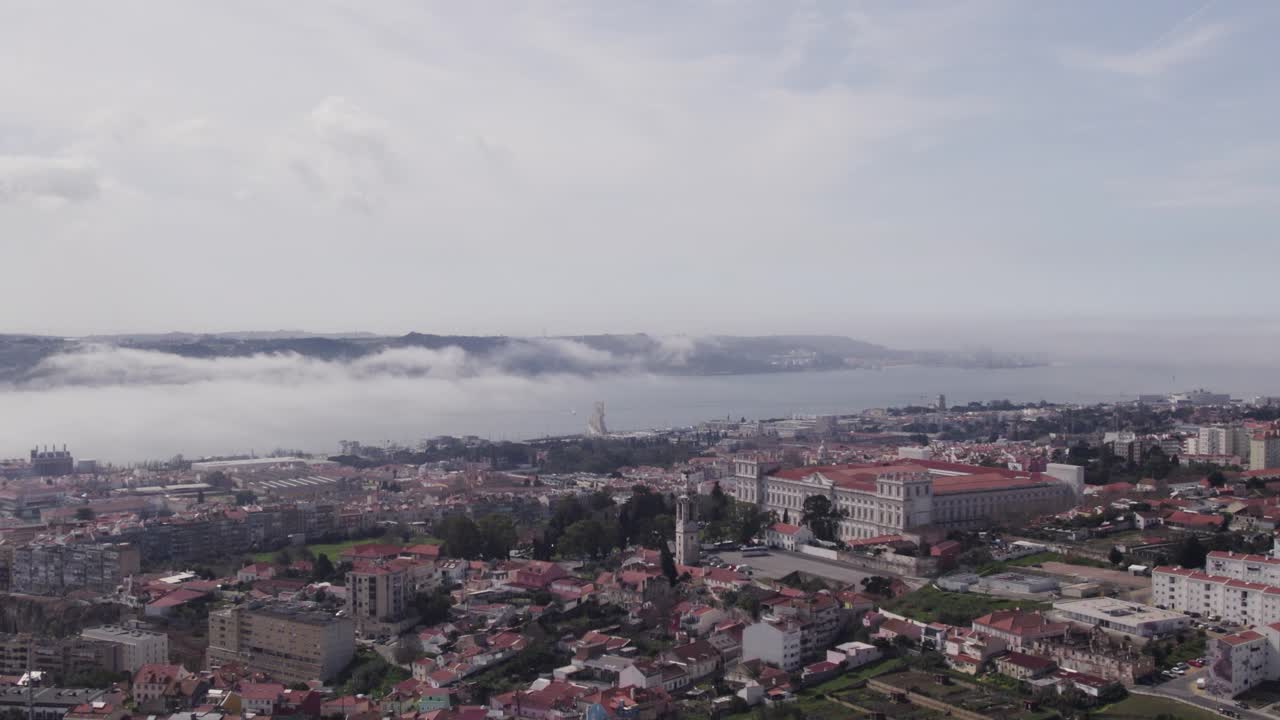 Ripresa aerea circolare del Palazzo Ajuda con nuvole basse.