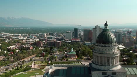 Panorámica-De-Izquierda-A-Derecha-Del-Gran-Capitolio-Del-Estado-De-Utah-Y-Del-Centro-De-Salt-Lake-City