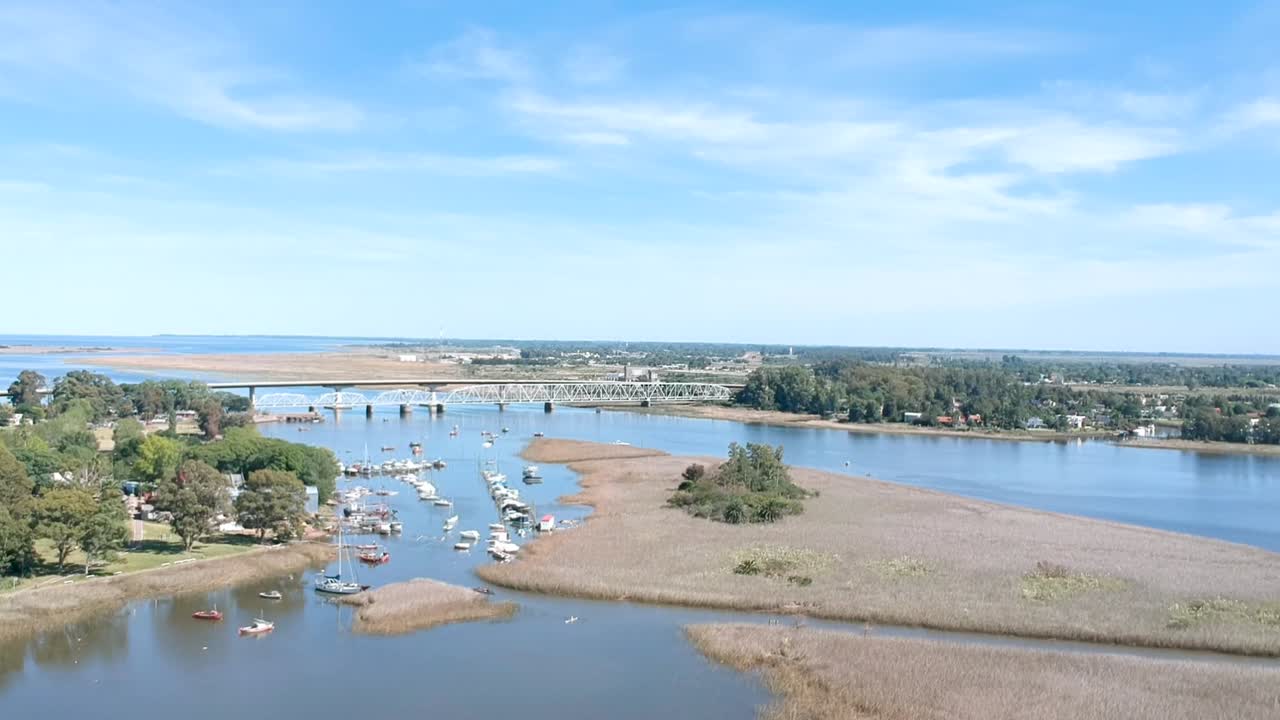 2021년 3월 강변에 카누가 정박된 빈 강