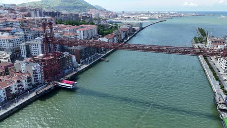 Vizcaya-Brücke-Getxo-Bilbao-Spanien-Zurückziehen-Drohne-Luftaufnahme-Rückwärts-Enthüllen