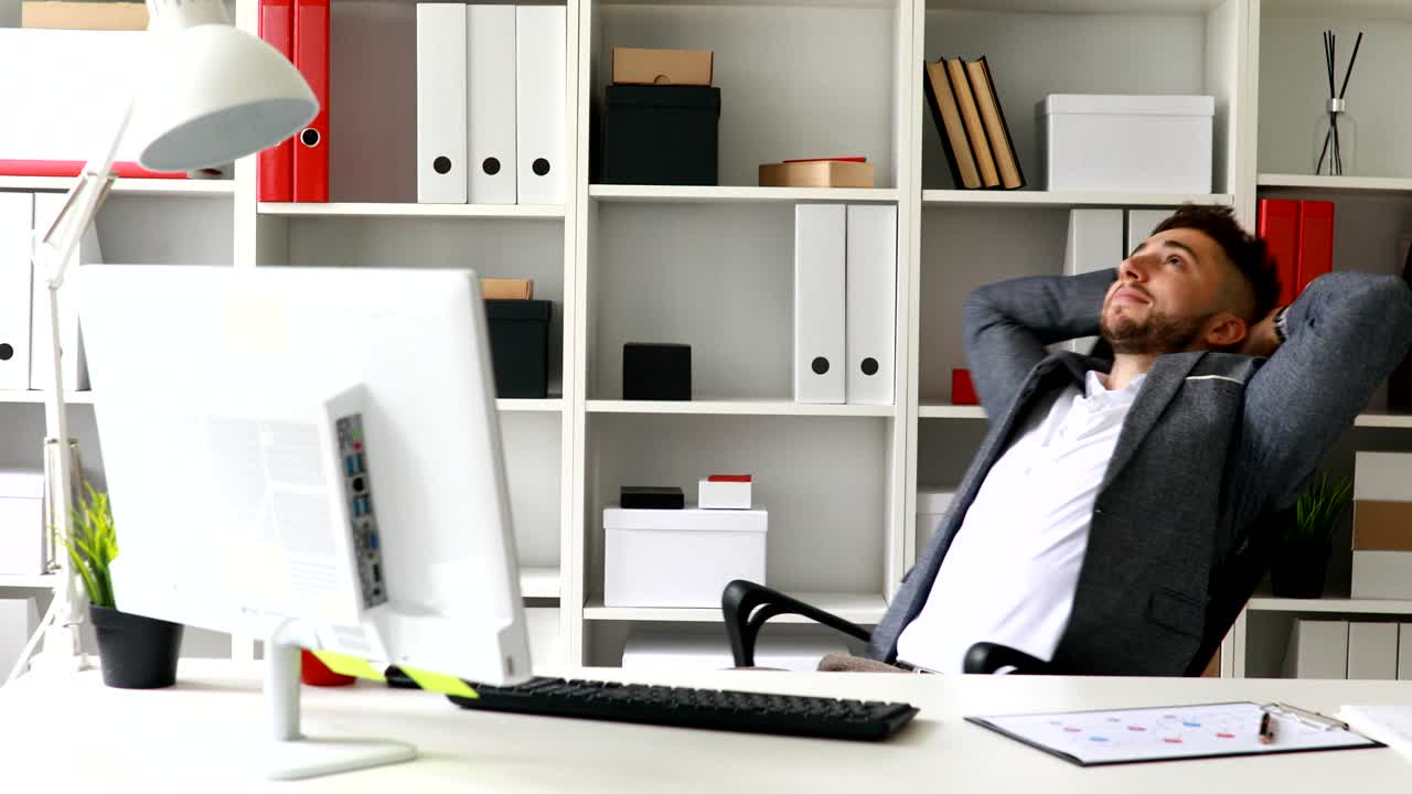 hombre de negocios en traje de abrigo girando en la silla de oficina