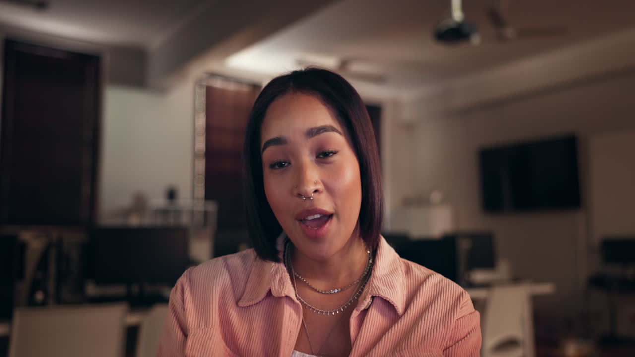 llamada de video, mujer y cara con onda