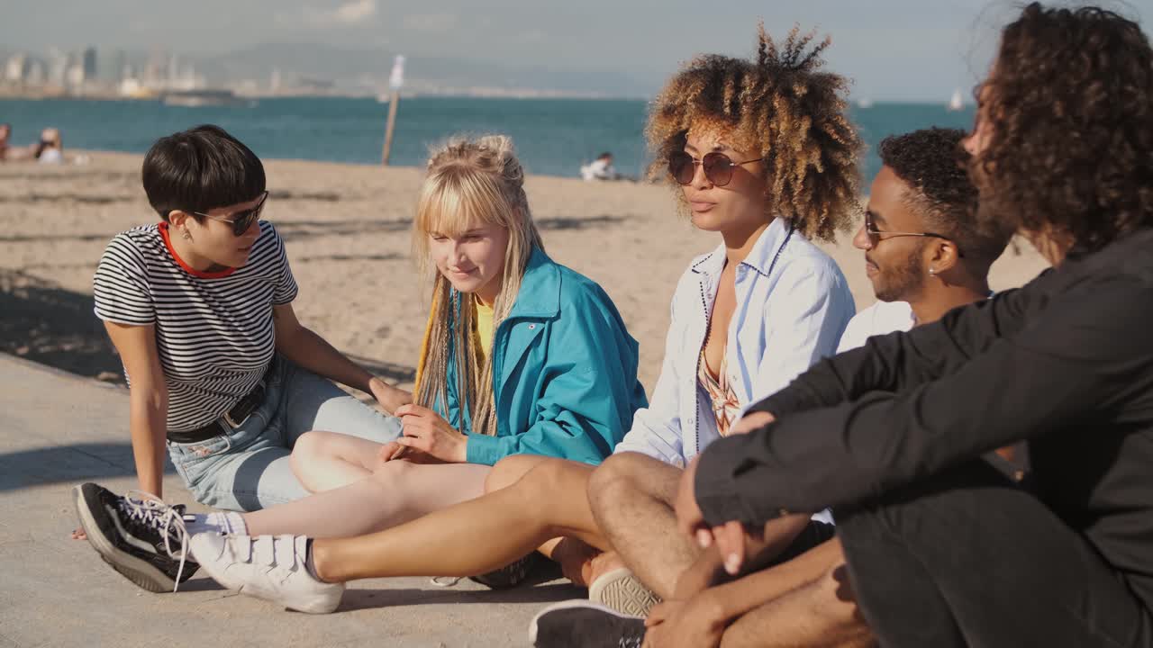 해변에서 시간을 보내는 편안한 젊은 친구들