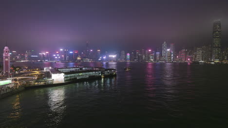 Skyline-Von-Hong-Kong-Island,-Gesehen-Von-Der-Kowloon-Waterfront-Bei-Nacht-Unter-Stimmungsvollem-Himmel