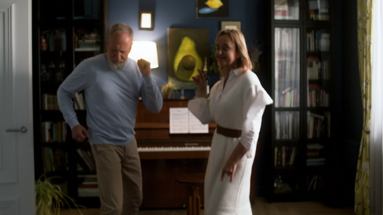 pareja bailando en casa