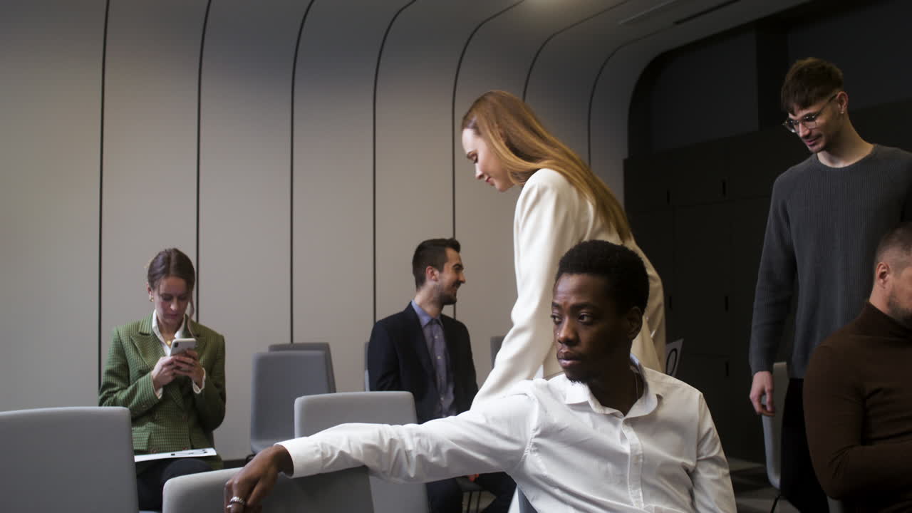 경매 세션에 있는 사람들