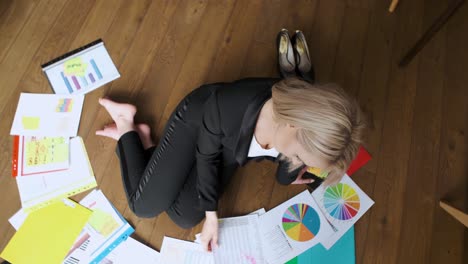 Schöne-Blonde-Geschäftsfrau-In-Ihrem-Homeoffice