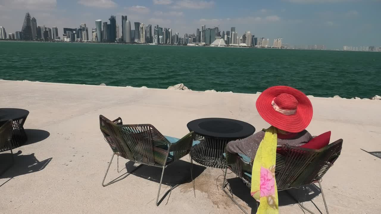 Donna in relax in Qatar