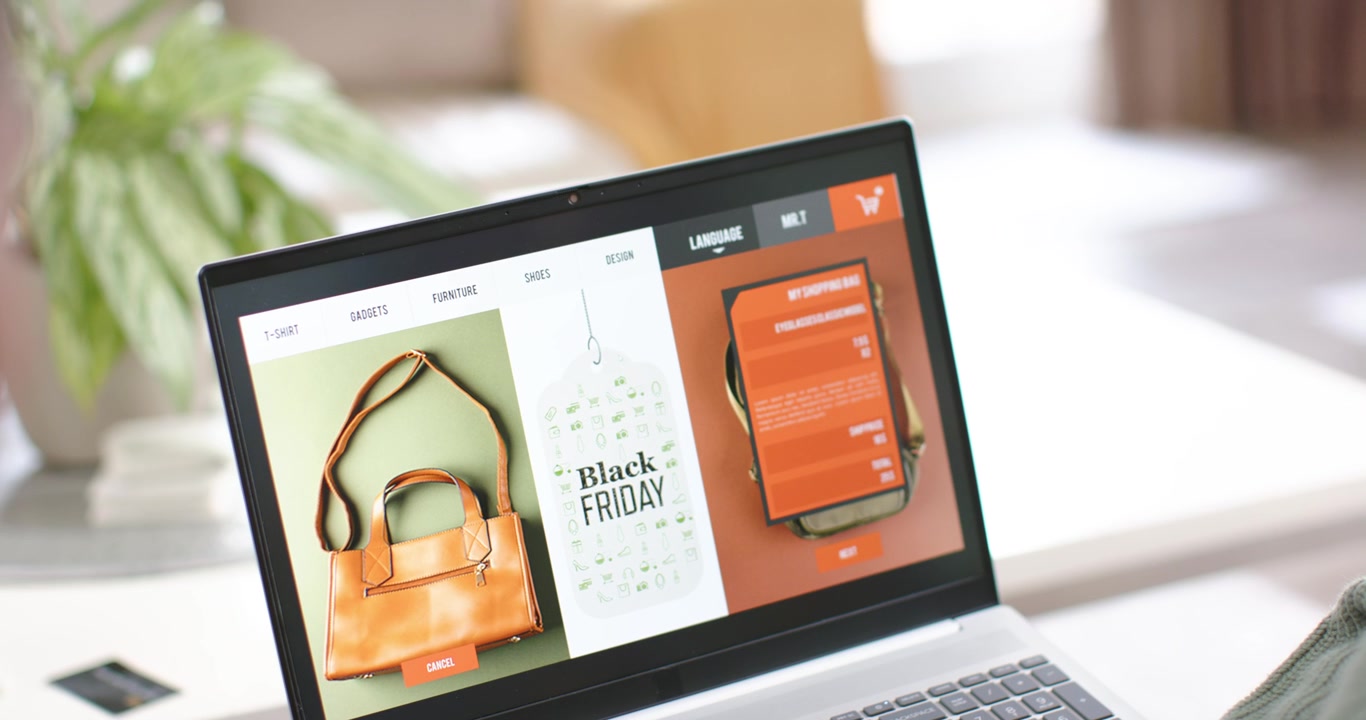 L'utente si muove, portando le mani e indicando il laptop con una borsa del Black Friday mentre decide di acquistare.