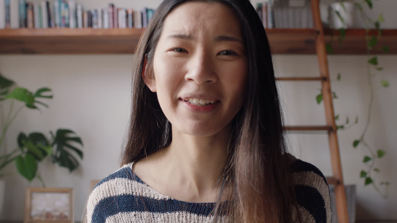 아름다운 아시아 젊은 여성이 집에서 웹캠을 사용하여 비디오 채팅을하고 아기에게 손을 흔들며 라이프 스타일을 공유하는 어머니는 수평 화면에서 온라인 연결을 즐기고 있습니다.