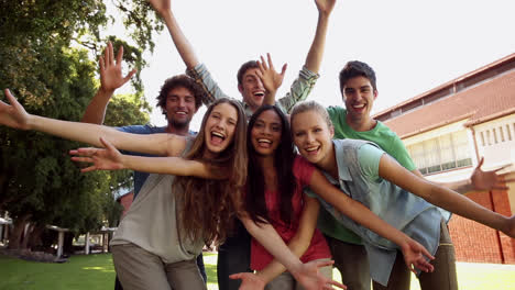 Schüler-Posieren-Gemeinsam-Für-Ein-Foto