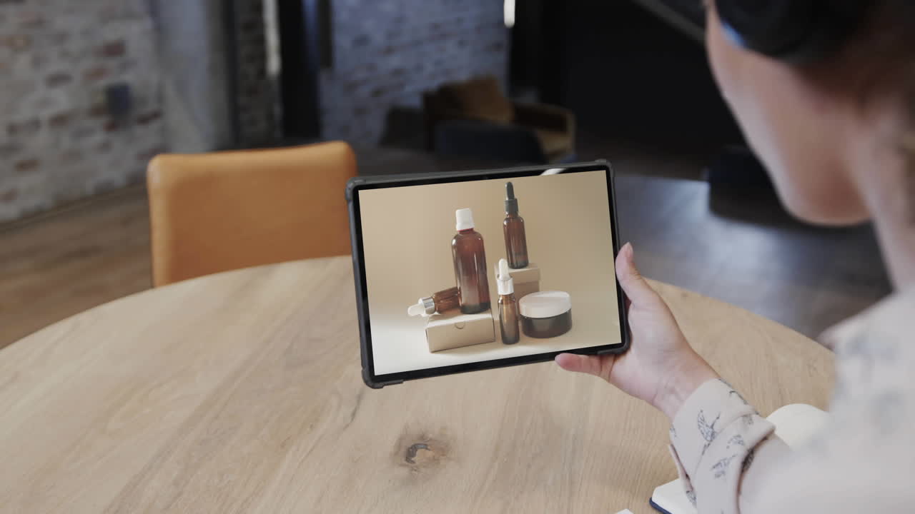 카페에서 온라인 쇼핑, 미용 제품, 느린 동작을 위해 태블릿을 사용하는 두 인종 여성